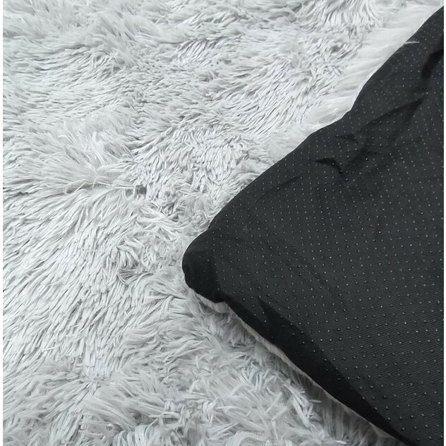 svetlosivá chlpatá podložka 01-